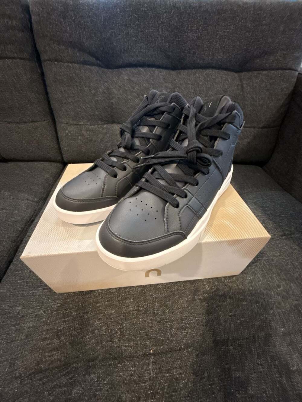 On Running The Roger Clubhouse Mid Black Eclipse Women's Size 6.5
